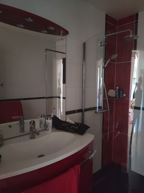 Shower, hair dryer, towels - Grande Maison à Guérande Avec Jardin Clos (Guérande)