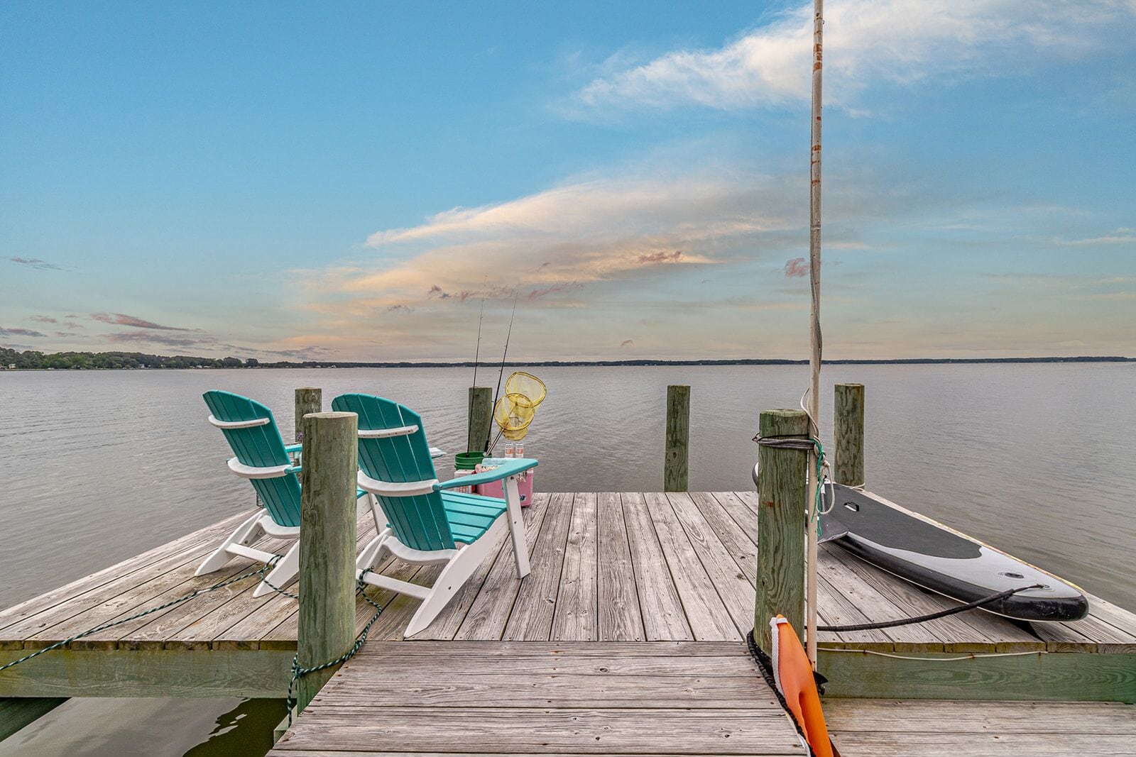 Waterfront, Private Dock, Fire Pit, Hot Tub, Screened Porch and Beach Access!