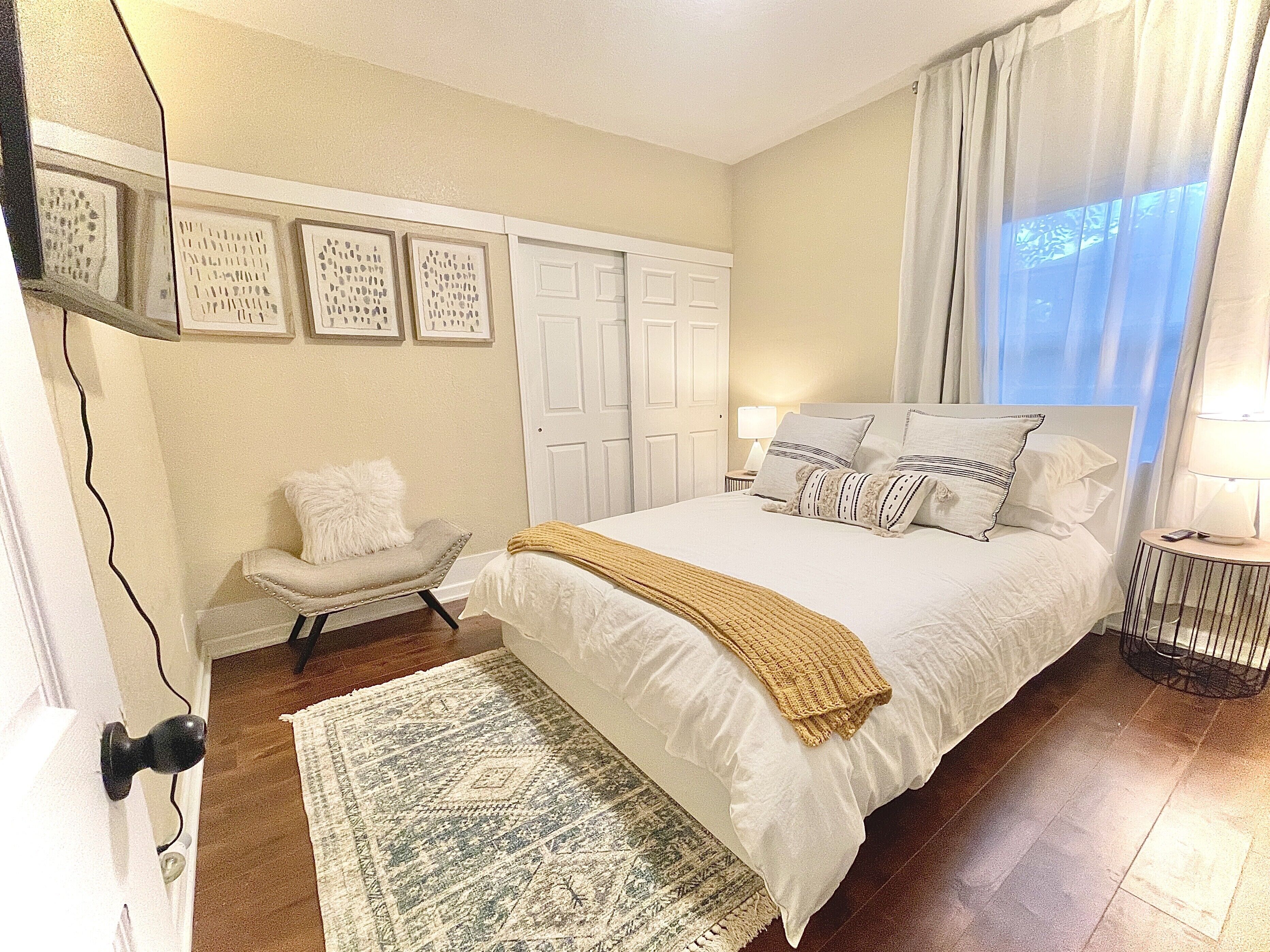 3 bedrooms, desk, iron/ironing board, travel crib