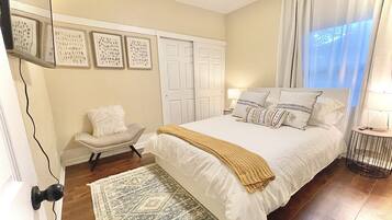 3 bedrooms, desk, iron/ironing board, travel crib