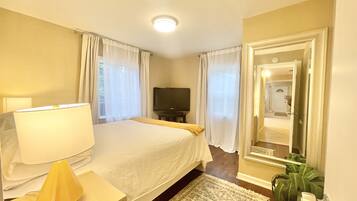 3 bedrooms, desk, iron/ironing board, travel crib