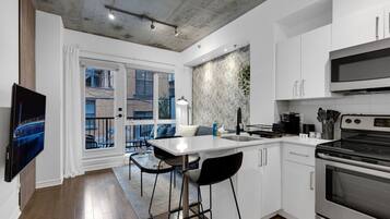 Réfrigérateur, micro-ondes, four, plaque de cuisson