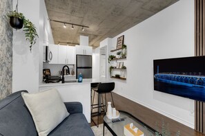 TV - Suite 206 Downtown Montreal | W/ Balcony, Queen Bed, Sofa Bed, Parking & 65` TV (Montréal)