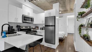 Réfrigérateur, micro-ondes, four, plaque de cuisson