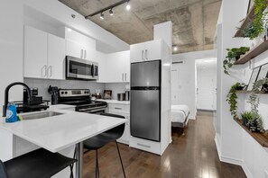 Køleskab, mikrobølgeovn, ovn, kogeplade