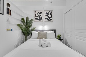 1 bedroom, desk, iron/ironing board, travel cot - Suite 206 Downtown Montreal | W/ Balcony, Queen Bed, Sofa Bed, Parking & 65` TV (Montréal)
