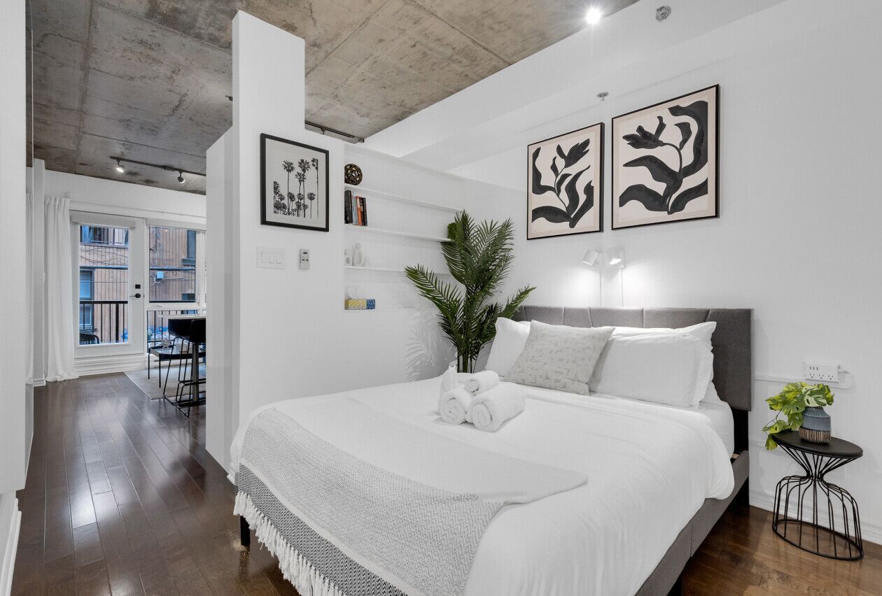 1 chambre, bureau, fer et planche à repasser, lit parapluie