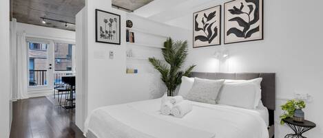 1 makuuhuone, työpöytä, silitysrauta/-lauta, vauvan matkasänky