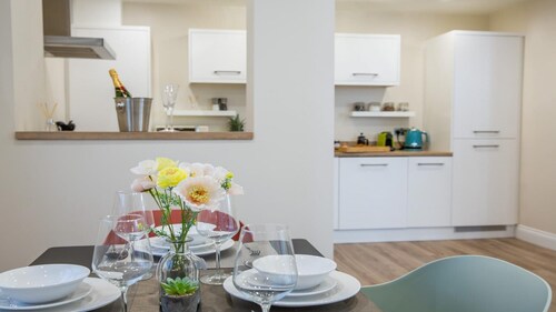 South Quay Apartment - 2 Bedrooms - 2 Bathrooms