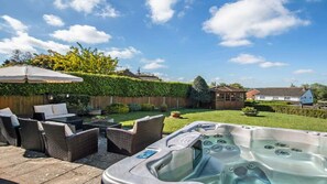 5 bedrooms - Villa Morea Private Hot Tub (Norwich)