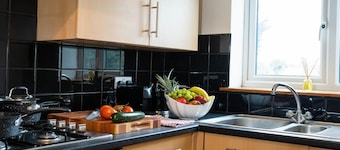 Queens Townhouse - 3 Bedrooms - Pets - Parking