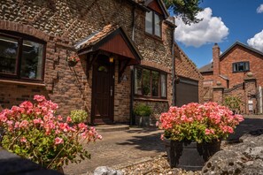 House | 2 bedrooms - Exclusive Cottage - Hot Tub - Pets OK - In Norfolk Broads (Norwich)