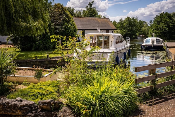 House | 2 bedrooms - Exclusive Cottage - Hot Tub - Pets OK - In Norfolk Broads (Norwich)