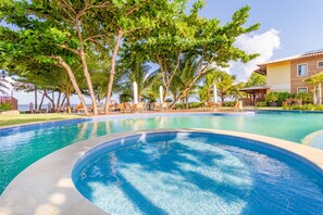 Outdoor pool, pool umbrellas, pool loungers - IT37 Excelente Village 3 Suítes (Camaçari)