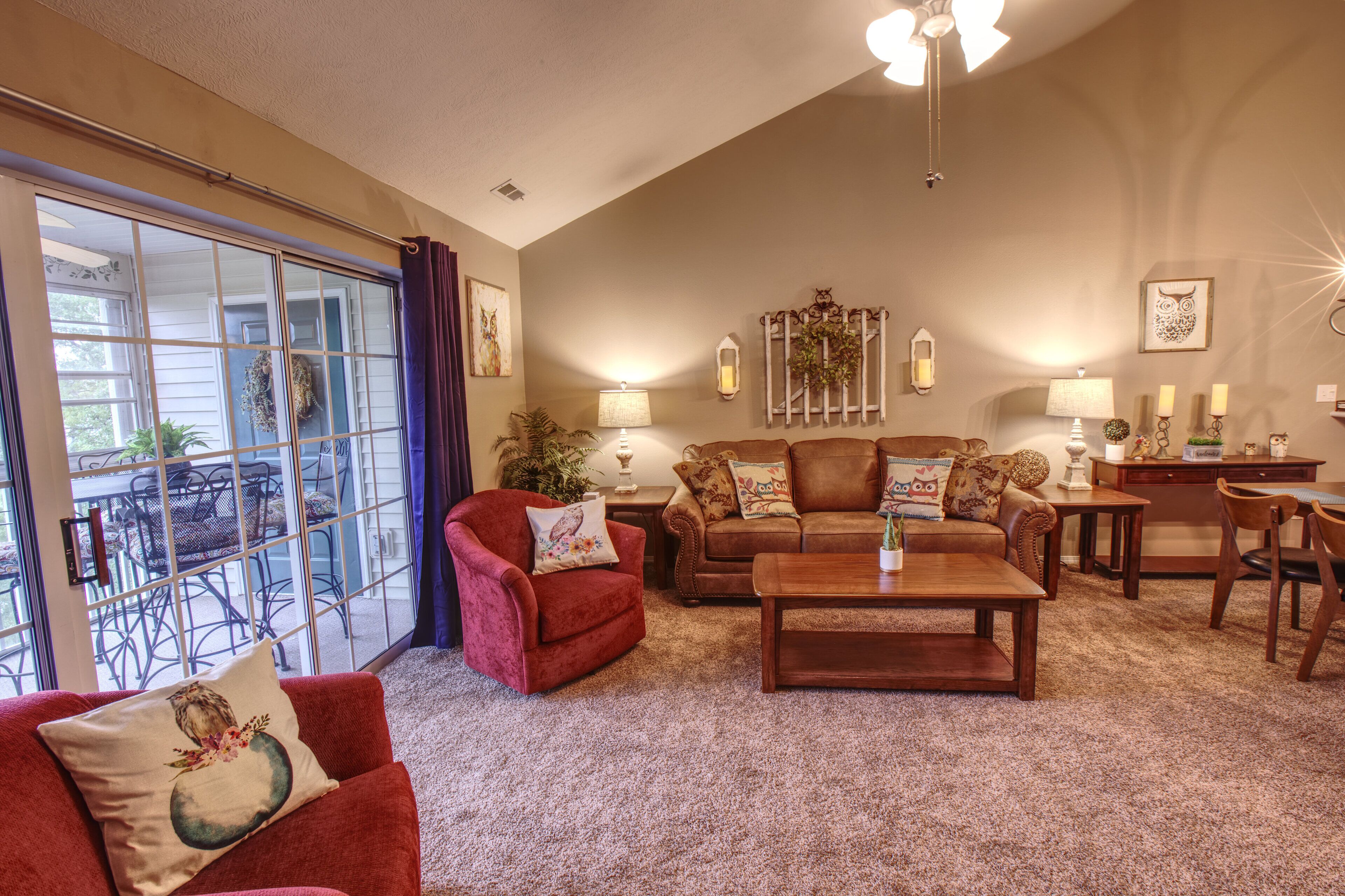 Smart-TV, peis, DVD-spiller og filmbibliotek