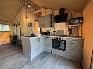 Réfrigérateur, four à micro-ondes, un four, surface de cuisson