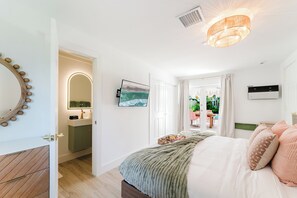 3 bedrooms, desk, iron/ironing board, travel cot - Resort-Style Oasis | Heat Pool | Tiki I Near Beach (Pompano Beach)