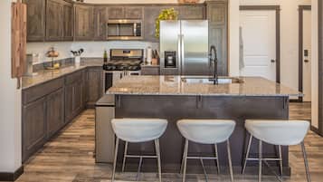 Een koelkast, een magnetron, een oven, een kookplaat