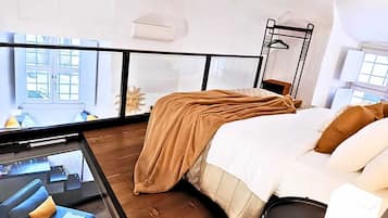 1 camera, una scrivania, ferro/asse da stiro, culla da viaggio