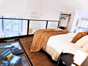 1 chambre, bureau, fer et planche à repasser, lit de bébé portatif