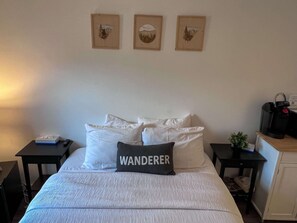 1 bedroom, iron/ironing board, travel cot, free WiFi - 5 Minute Drive to the Resort & Fernie. (Fernie)