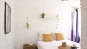 Senior Room (Peace) | Desk, laptop workspace, free WiFi, individually decorated - Casa del Artista B&B (Playa del Carmen)