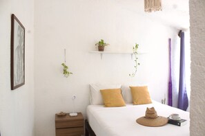 Habitación senior (Peace) | Decoración personalizada, escritorio y espacio para trabajar con laptop