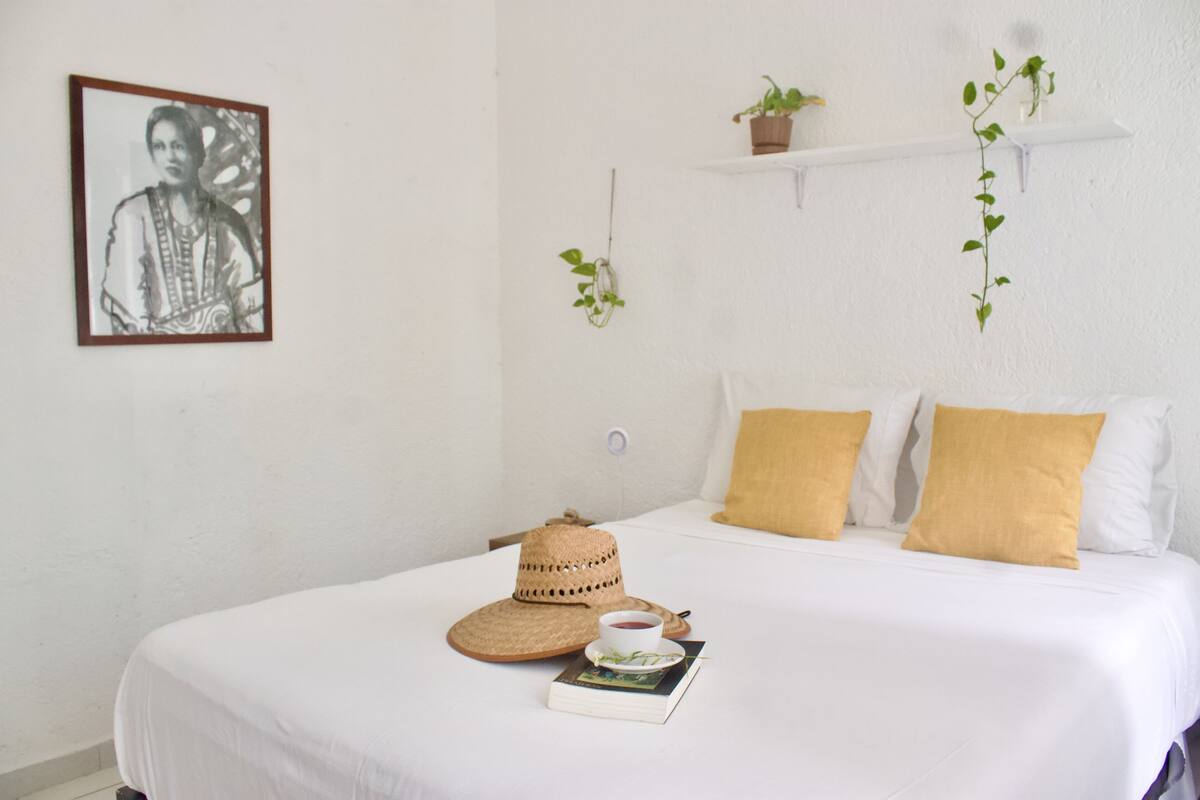 Senior Room (Peace) | Desk, laptop workspace, free WiFi, individually decorated