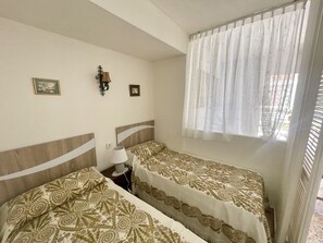 1 bedroom, bed sheets