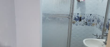 Douche, sèche-cheveux, serviettes fournies, papier toilette