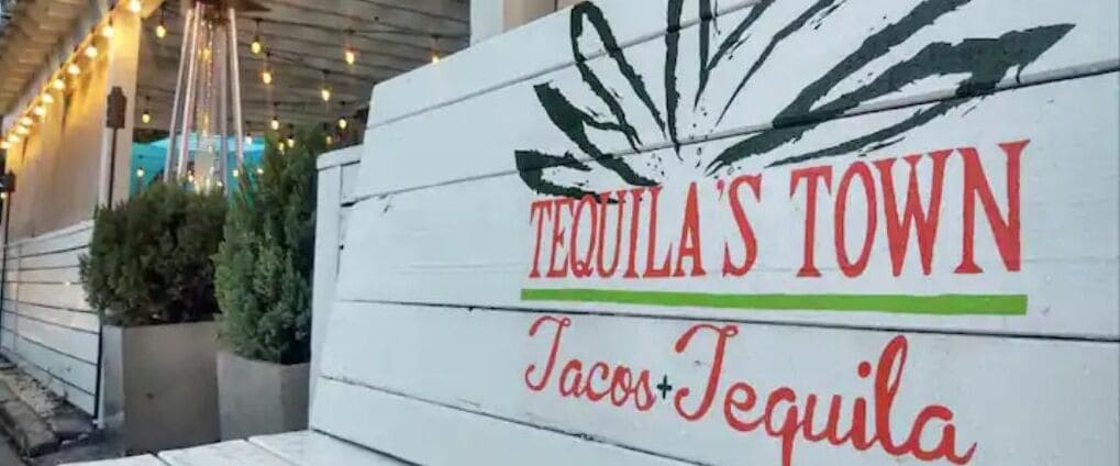 Une enseigne pour « Tequila’s Town », avec des images de tacos et de tequila.