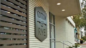 En byggnad med en skylt där det står ”Cotton Rye”.