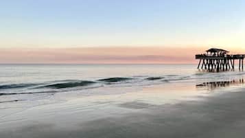 Tæt på stranden, liggestole, badehåndklæder