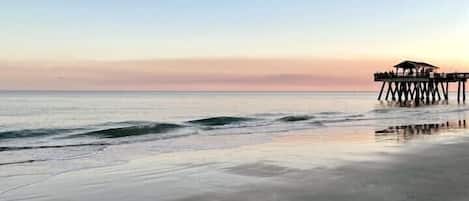 Una spiaggia nelle vicinanze, lettini da mare, teli da spiaggia
