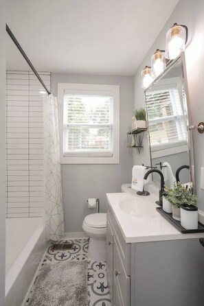 Badewanne, Haartrockner, Shampoo
