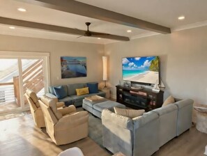 Smart-TV, Kamin, Videospiele, Tischtennisplatte