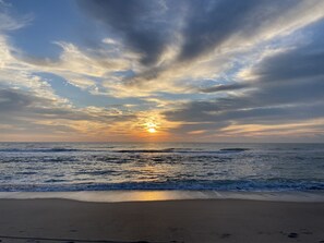 Nær stranden, solsenger og strandhåndklær