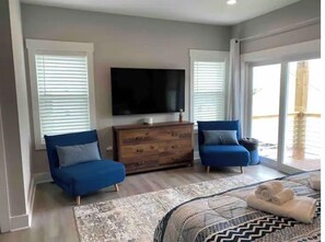 4 soverom, skrivebord, wi-fi (inkludert) og sengetøy