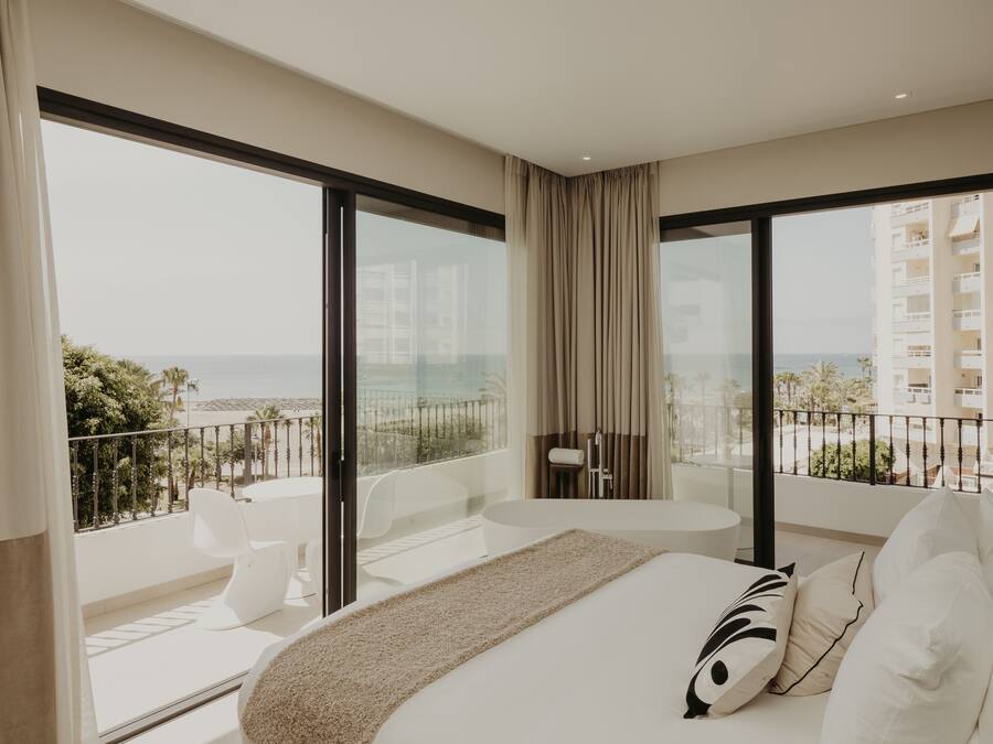 Deluxe studio, terras, uitzicht op zee | Een minibar, een kluis op de kamer, een bureau, verduisterende gordijnen