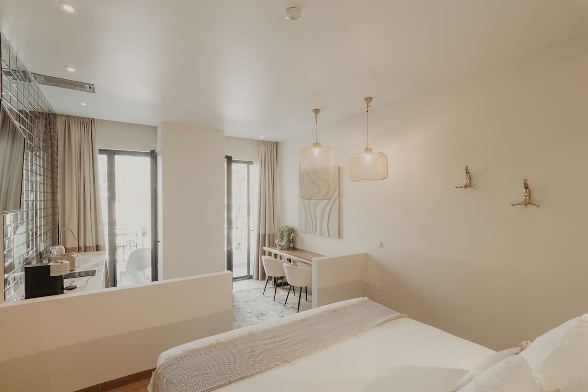 Standard Studio | Minibar, in-room safe, individually decorated, desk