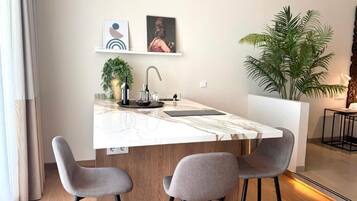 Monolocale Superior, terrazzo, vista mare | Cucina privata | Frigorifero, macchina per tè/caffè, bollitore elettrico, tostapane