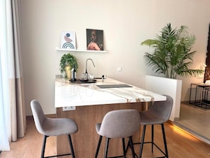 Studio Supérieur, terrasse, vue mer | Cuisine privée | Réfrigérateur, cafetière/bouilloire, bouilloire électrique, grille-pain