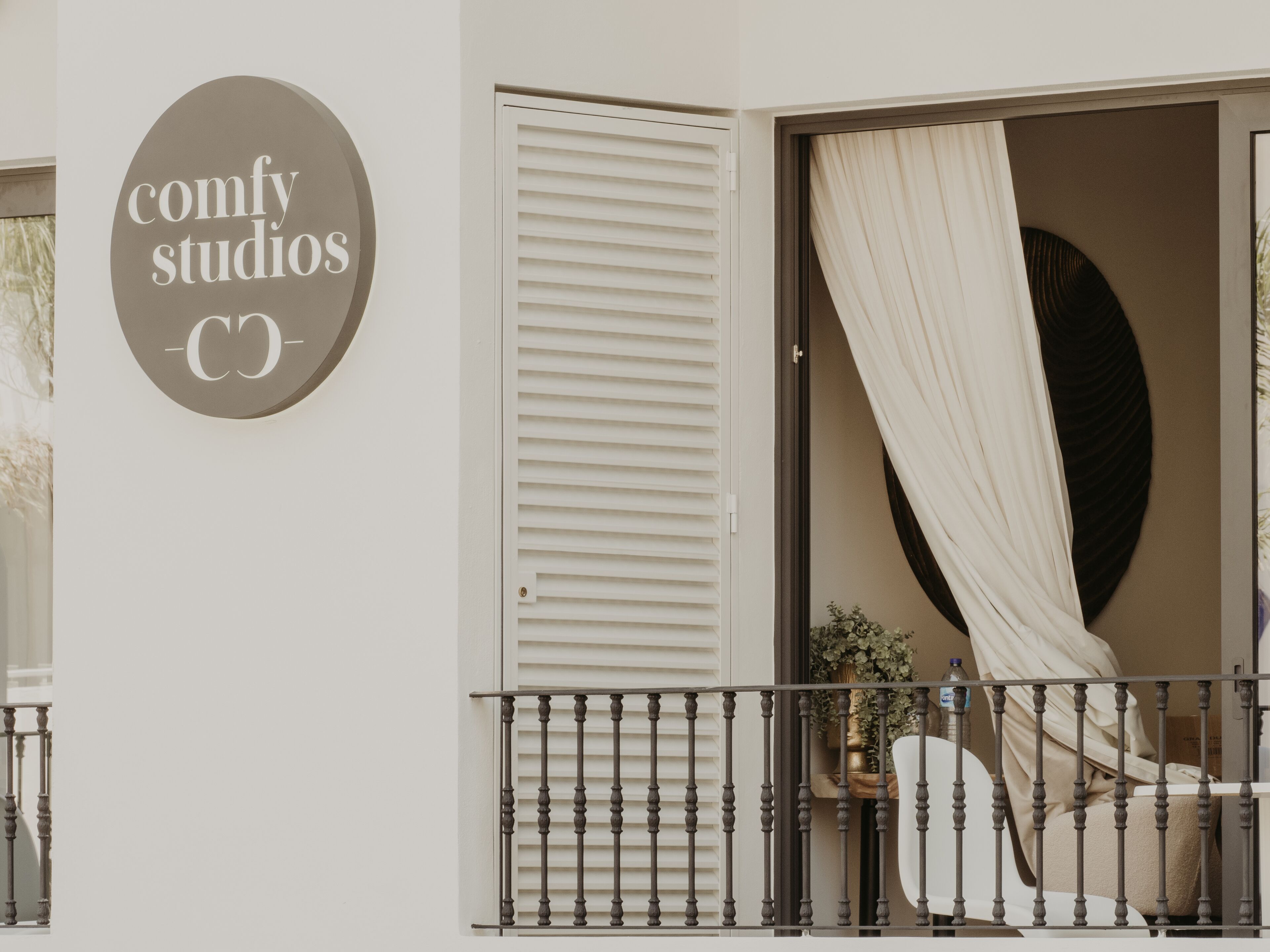 A building entrance with a sign reading "comfy studios - C0-".