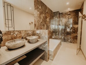 Estudio superior, terraza, vistas al mar | Baño | Cabezal de ducha tipo lluvia y artículos de higiene personal gratuitos