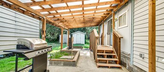 Single-level home with firepit & gas fireplace - walk to the beach, 3 dogs OK