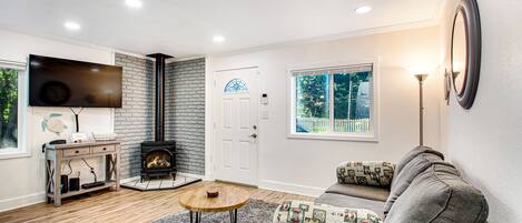 Televisie, een open haard en boeken