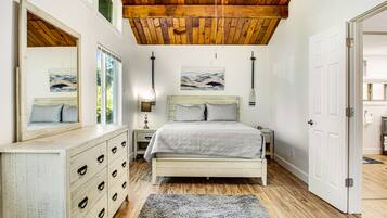 2 bedrooms, iron/ironing board, internet, bed sheets