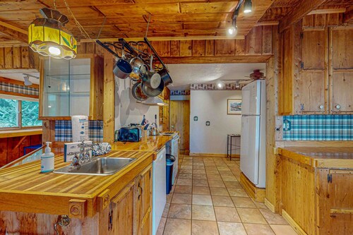 Dog-friendly lakefront home with boat access, deck, fireplace, gas grill, kayaks
