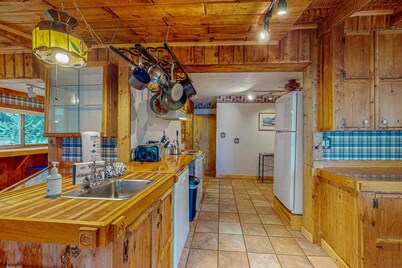 Dog-friendly lakefront home with boat access, deck, fireplace, gas grill, kayaks