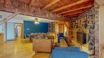 Una televisión, una chimenea, una mesa de tenis de mesa